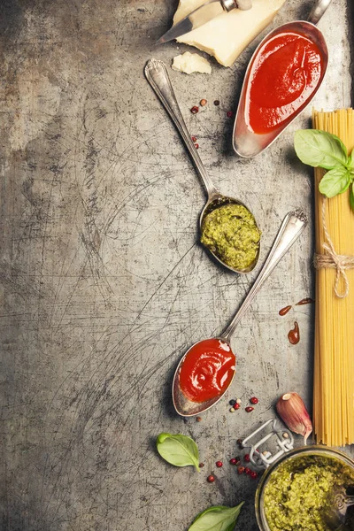 Σάλτσα ντομάτας με σπαγγέτι και συστατικό — Φωτογραφία Αρχείου