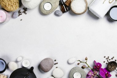 Doğal Spa konsept gri beton zemin üzerine