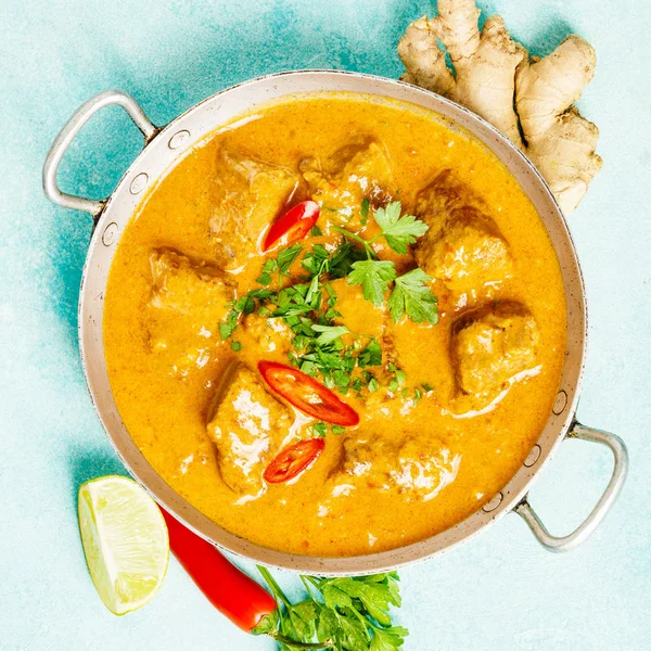 Tradycyjne curry na niebieskim tle — Zdjęcie stockowe