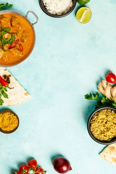 Curry tradizionale e ingredienti su sfondo blu — Foto Stock