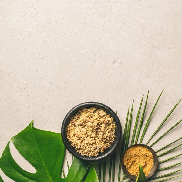 Couscous, feuilles vertes et ingrédients de cuisson — Photo