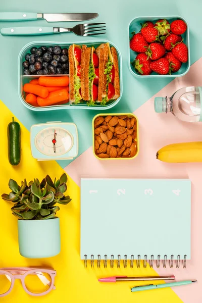 Apartamento criativo leigos com almoço saudável e material de escritório ou escola — Fotografia de Stock