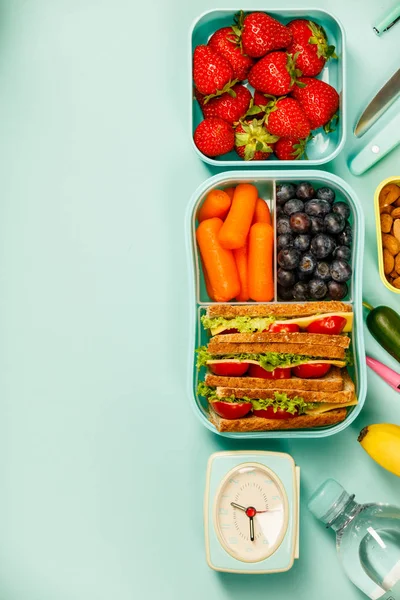 Creative ploché ležela s zdravý oběd a kancelářské a školní potřeby — Stock fotografie