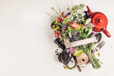 Vahşi şifalı bitkiler ve çiçeklerle bezenmiş. Temiz yemek, paleo, biyohack, bitkisel tıp konsepti