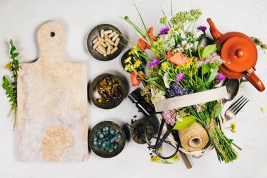 Vahşi şifalı bitkiler ve çiçeklerle bezenmiş. Temiz yemek, paleo, biyohack, bitkisel tıp konsepti