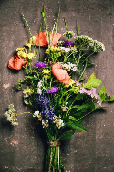 Klasik arka planda yabani çiçek buketi. Üst manzara, düz uzanma