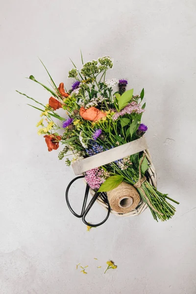 Sepette bir buket yabani çiçek. Düz yatış, üst görünüm