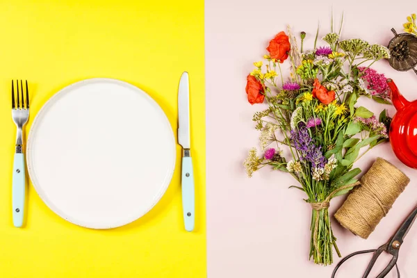 Flache Lage Von Wildblumenstrauß Und Weißem Teller Auf Pastellfarbenem Hintergrund — Stockfoto