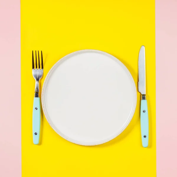 Flat Lay White Plate Knife Fork Two Color Pastel Background — Stock Photo, Image