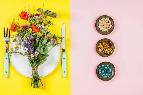 Puesta Plana Ramo Flores Silvestres Plato Blanco Cápsulas Hierbas Comer —  Fotos de Stock