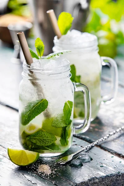 Cóctel Mojito sobre mesa de madera —  Fotos de Stock