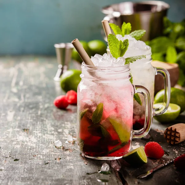 Mojito cocktail på träbord — Stockfoto