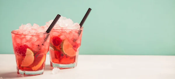 Červené nápoje s ledem — Stock fotografie