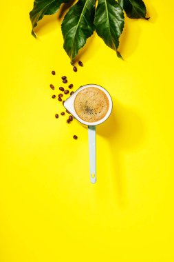 kahve sarı arkaplanda