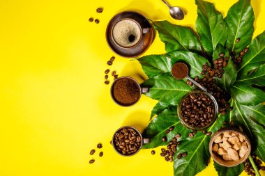 Sarı zemin üzerine kahve kompozisyon