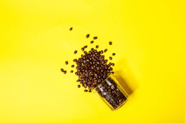 Kahve çekirdekleri sarı arkaplanda