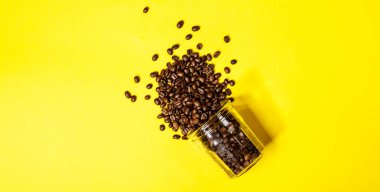 Kahve çekirdekleri sarı arkaplanda