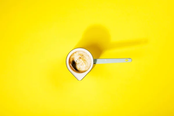 Café no fundo amarelo — Fotografia de Stock