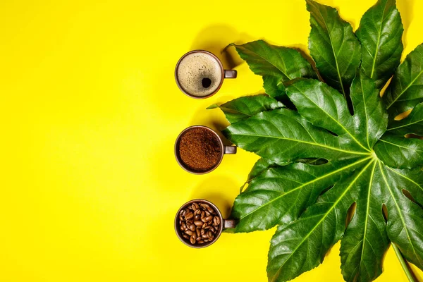 Sarı zemin üzerine kahve kompozisyon