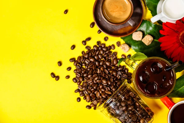 Sarı zemin üzerine çeşitli kahve