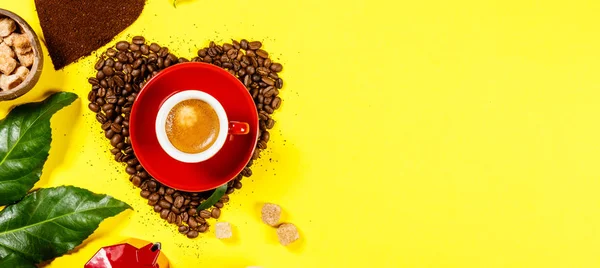 Kaffe sammansättning på gul bakgrund — Stockfoto