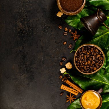 rustik koyu arka plan üzerinde kahve kompozisyon