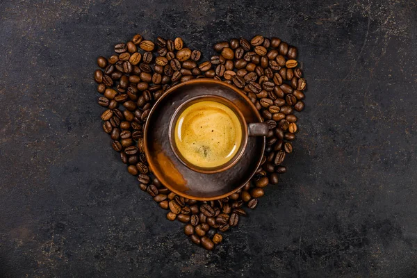 Granos Café Forma Corazón Espresso Sobre Fondo Rústico Oscuro — Foto de Stock