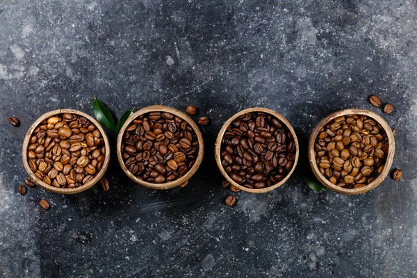 Vier verschiedene Sorten von Kaffeebohnen — Stockfoto