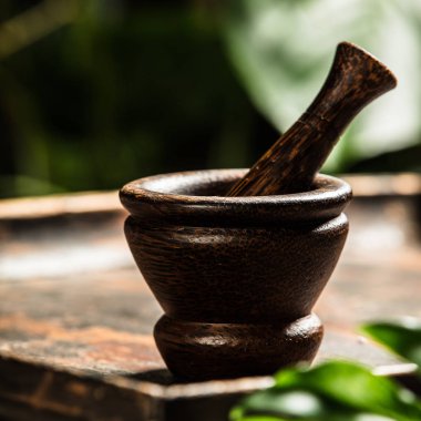 Harç ve havaneli tropikal arka plan üzerinde