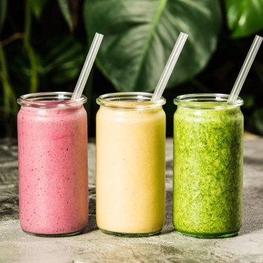 Tropikal arka plan üzerinde taze smoothies