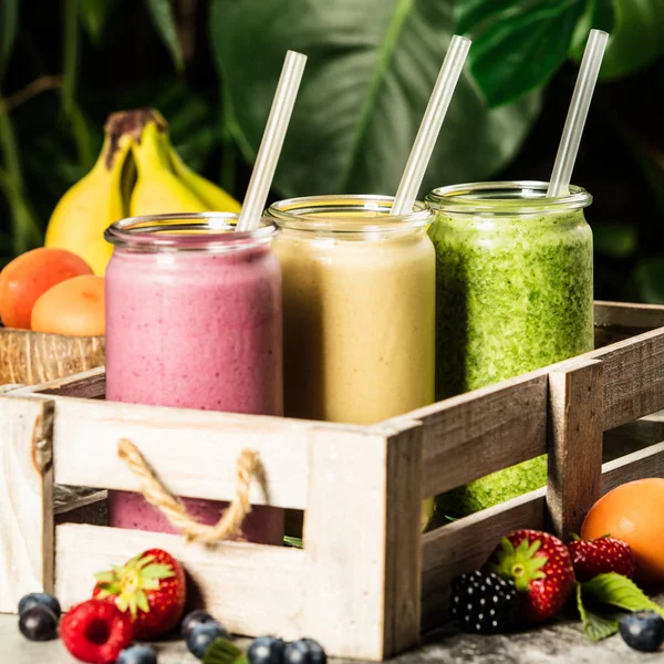 Smoothie segar pada latar belakang tropis — Stok Gambar Smoothie segar pada latar belakang tropis Stok Gambar Bebas Royalti