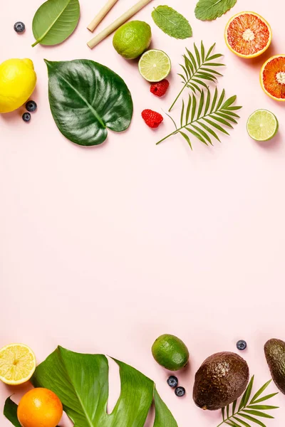 Tropikal meyve ve pastel pembe yapraklarda — Stok fotoğraf