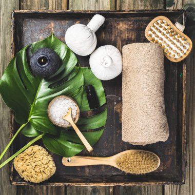 Monstera yaprakları ve kozmetik ürünleriyle düzleştirilmiş