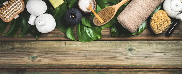 Tata letak rata lay dengan daun monstera dan produk perawatan kosmetik — Stok Foto