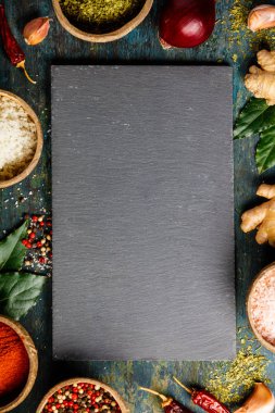 Baharat ve otlar karanlık bir arka plan üzerinde