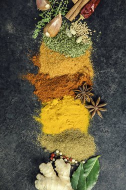 Baharat ve otlar karanlık bir arka plan üzerinde