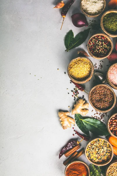 Ingredienti sani e spezie su sfondo rustico murble — Foto Stock