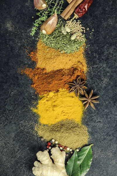 Baharat ve otlar karanlık bir arka plan üzerinde