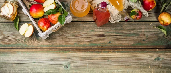 Apple cider vinegar and fresh apples — Stock Photo, Image