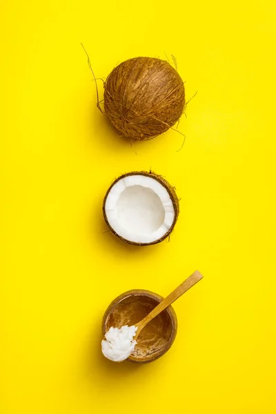 Óleo de coco e coco fresco — Fotografia de Stock