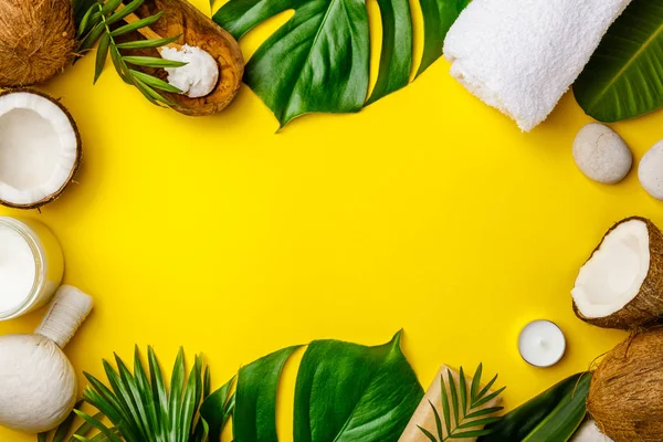 Óleo de coco, folhas tropicais e cocos frescos — Fotografia de Stock