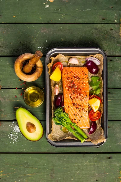 Plato para hornear con filete de salmón crudo fresco, verduras y condimentos —  Fotos de Stock