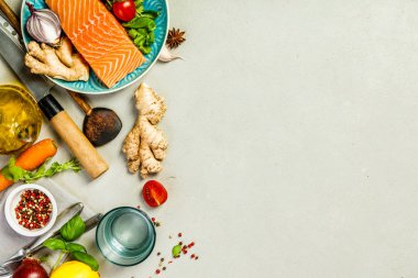 Çiğ somon fileto ve yemek pişirmek için malzemeler