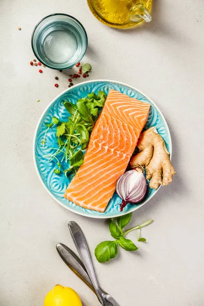 Filé de salmão cru e ingredientes para cozinhar — Fotografia de Stock