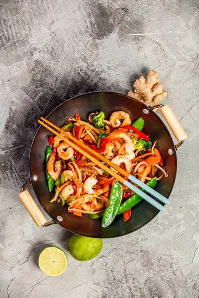 Stir fry met garnalen, groenten, soja saus en sesam — Stockfoto