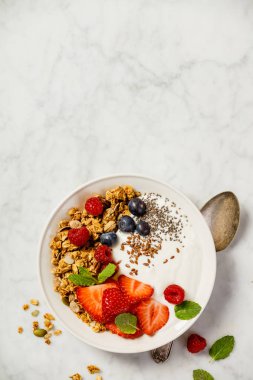 Kase Yoğurt ve taze çilek ile ev yapımı granola