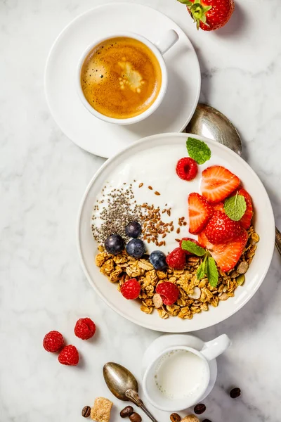 Egészséges reggeli kávé, joghurt, granola, bogyók — Stock Fotó