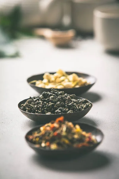 Composición del té sobre fondo de hojas tropicales —  Fotos de Stock