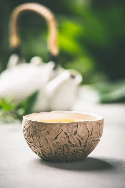 Composición del té sobre fondo de hojas tropicales — Foto de Stock