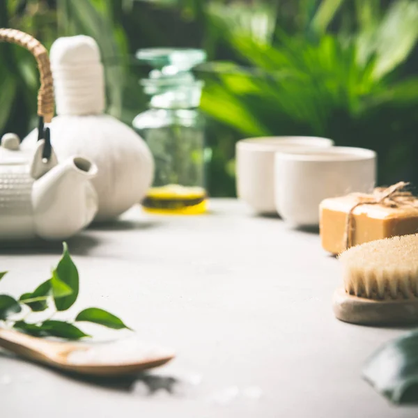 Tee-Zusammensetzung auf tropischen Blättern Hintergrund — Stockfoto